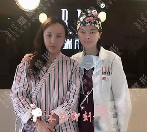 手術(shù)完成時(shí)和馬君主任的合影